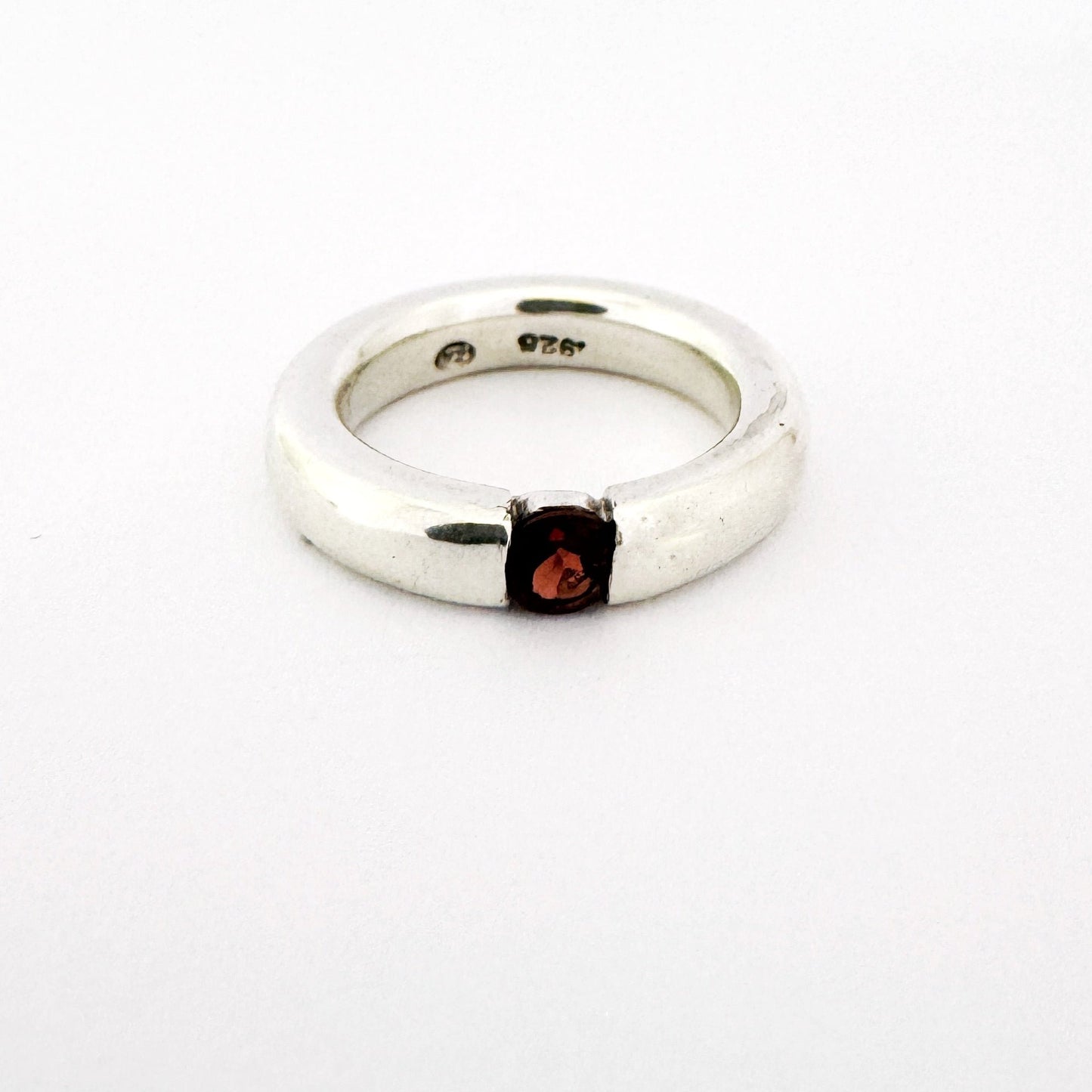 Minimalist 5mm silver ring with 5mm round floating garnet gemstone 