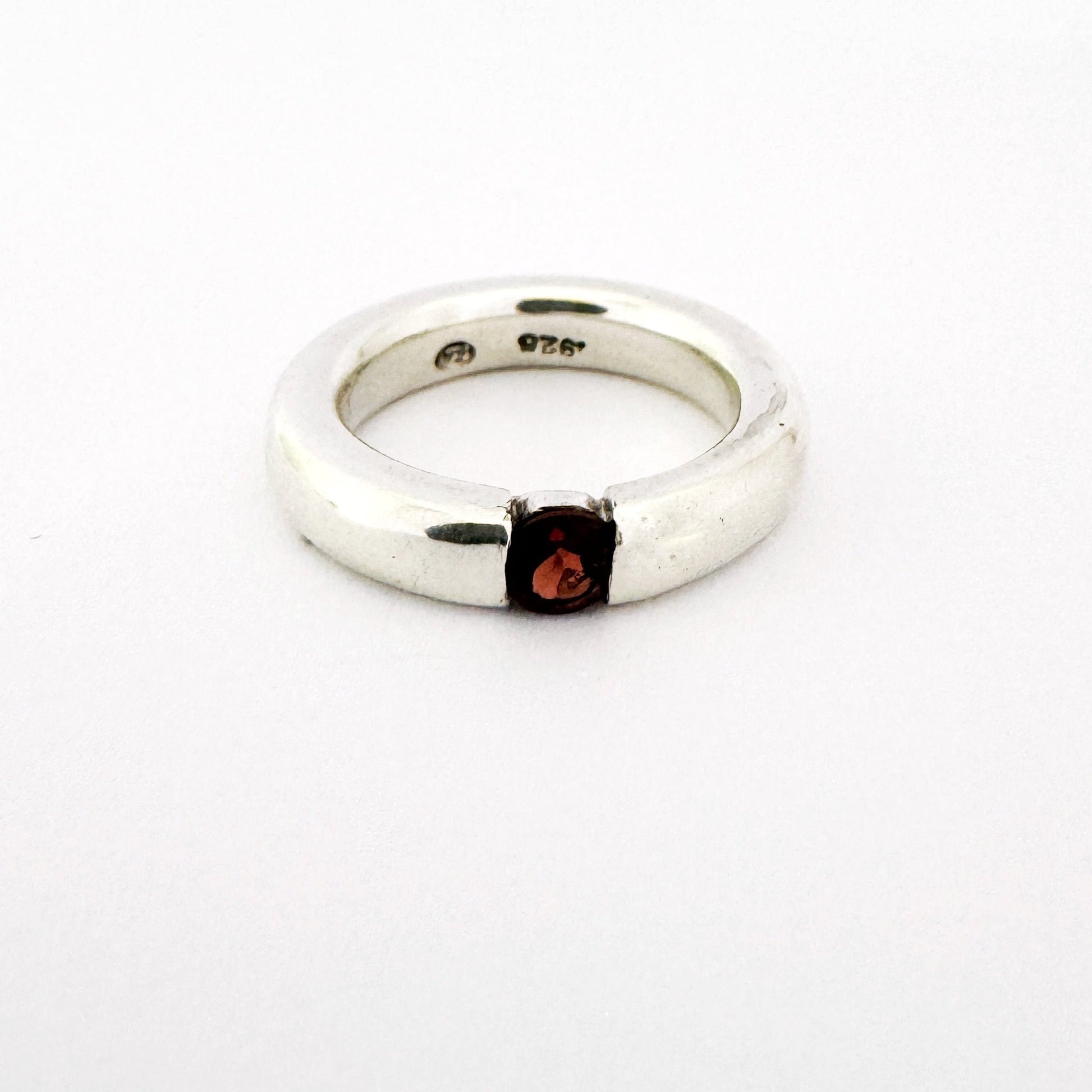 Minimalist 5mm silver ring with 5mm round floating garnet gemstone 