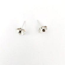 Daisy flower stud earring by South African designer Savage Jewellery