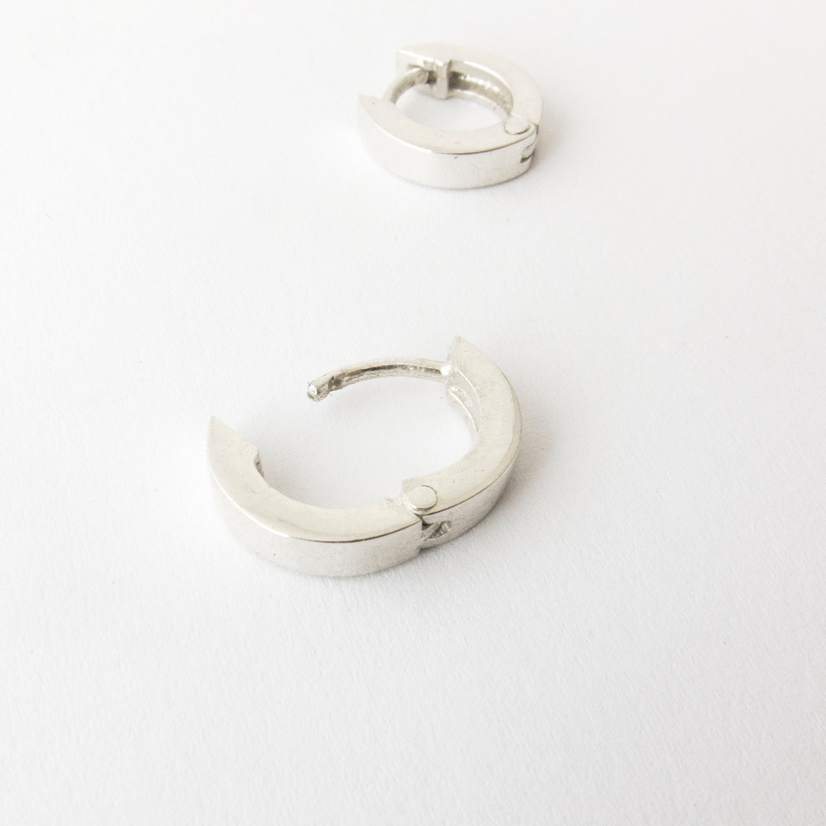 Huggie earrings - flat